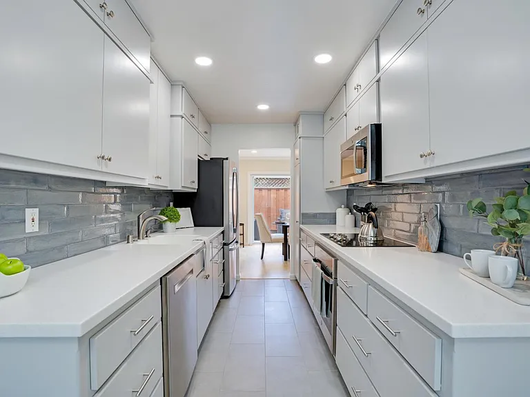 1323 Hoover St — Photo 5