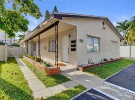 1037 N Victoria Park Rd, Fort Lauderdale, FL