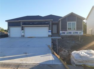 1290 NW Hickorywood Ct, Grain Valley, MO 64029