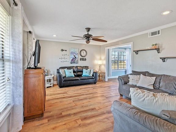 3rd image of 476 Rolling Hill Dr