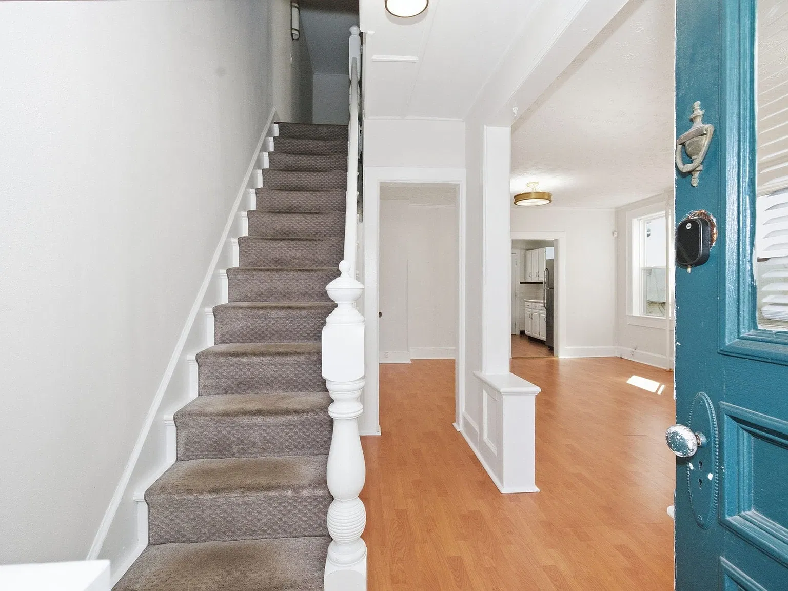 3 bed, 1.0 bath, 1400 sqft, $3,700 — Photo 3