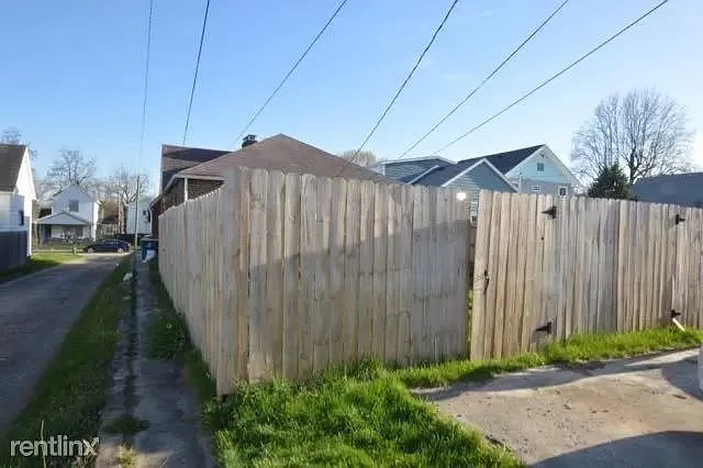 744 Lincoln St — Photo 9