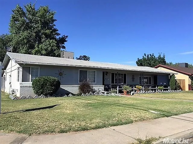 499 Elm Ave photo 1