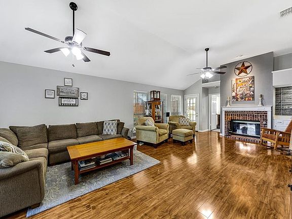 3rd image of 1606 Foxwood Dr