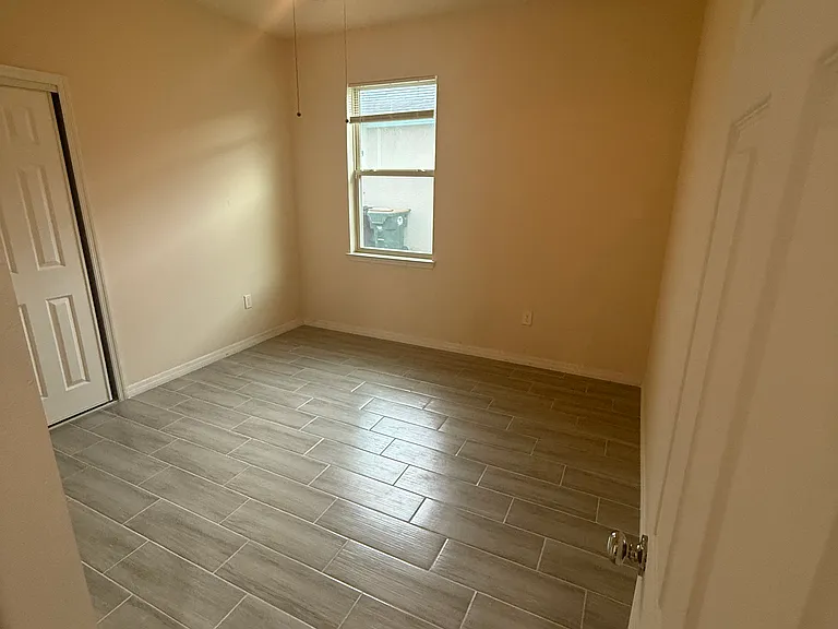 Room With sliding Closet