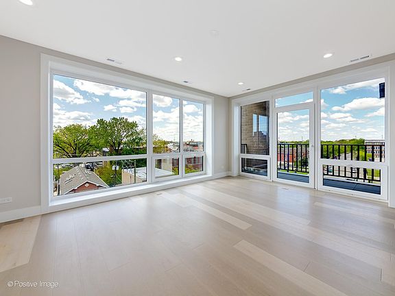 2nd image of 2342 W Adams St #503