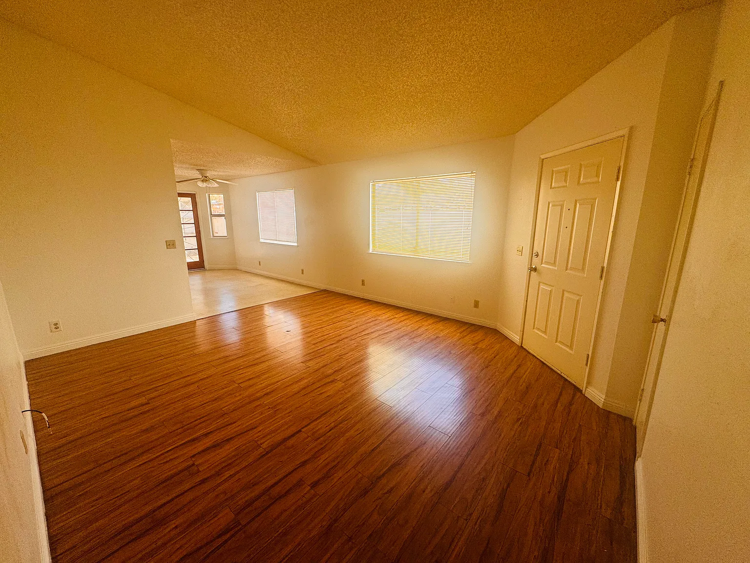 3 bed, 1141 sqft, $2,050 — Photo 2