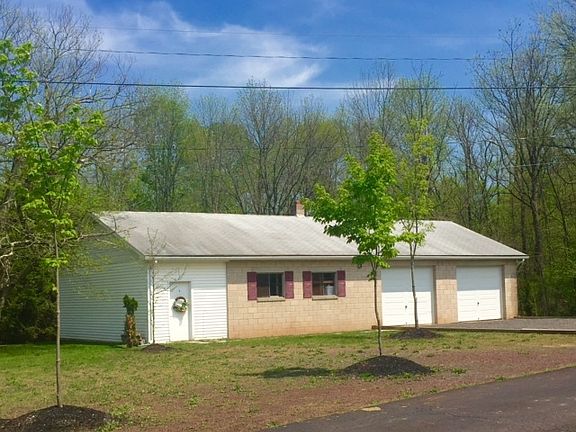 Detached Garage, Storage or Work Area : Spacious area for toys, vehicles and storage. Parking for 4 