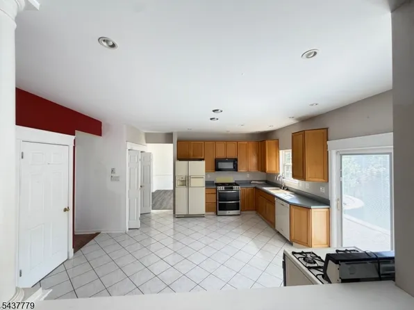 373 Stonehenge Dr, Phillipsburg, NJ 08865