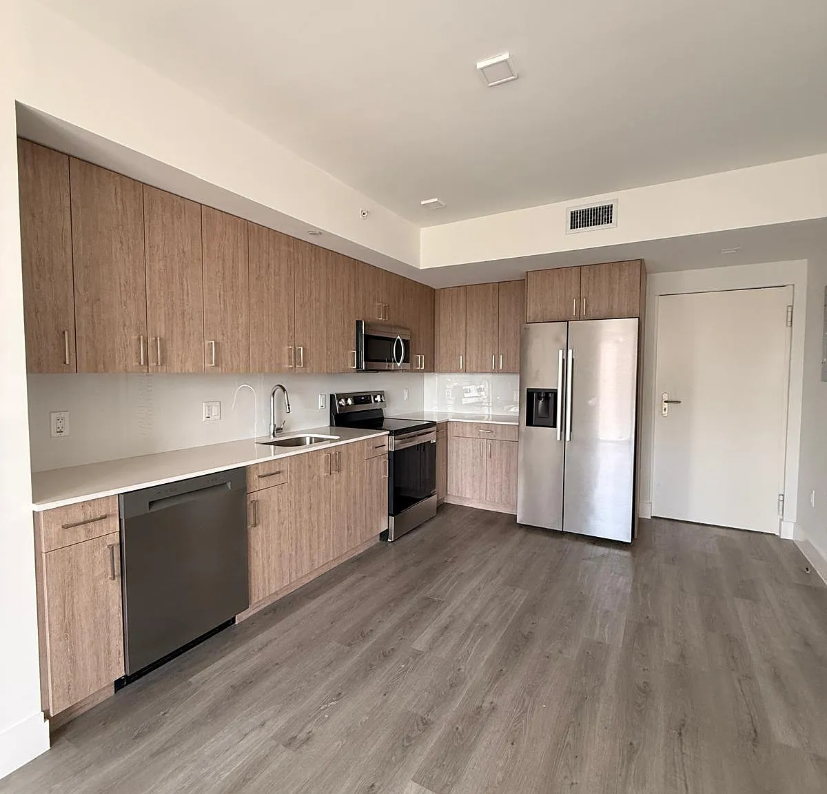 1 bed, 570 sqft, $2,140 — Photo 1