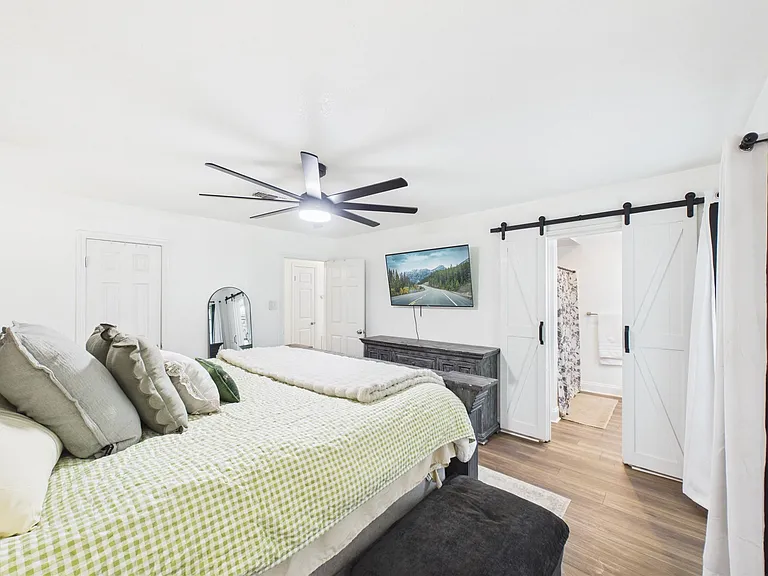 2612 Perry Ln — Photo 22