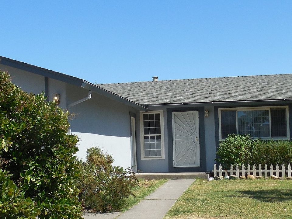 1st image of 379 Ponderosa Dr