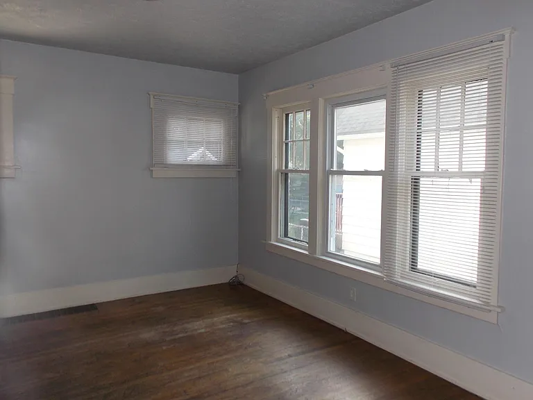 305 Smith Ave — Photo 8