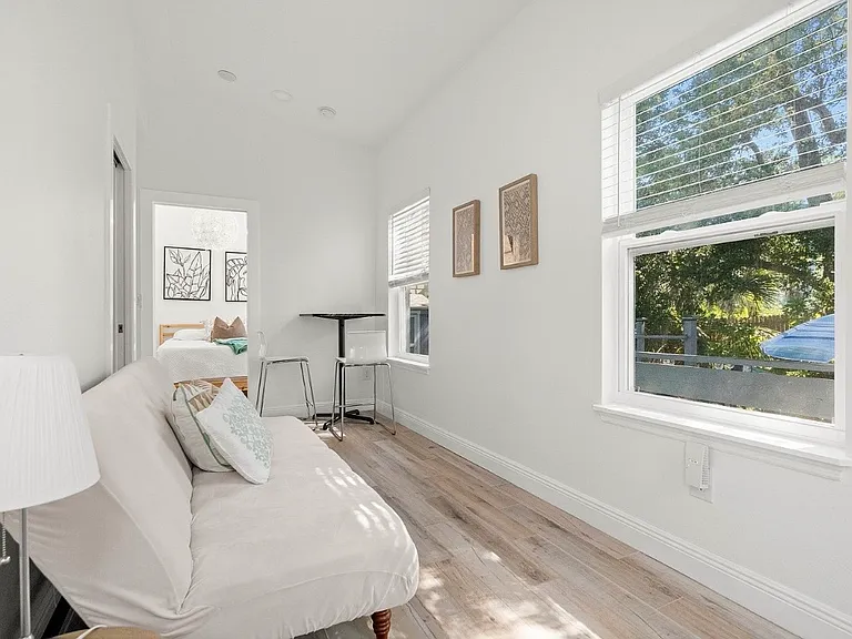 548 Bay St — Photo 3