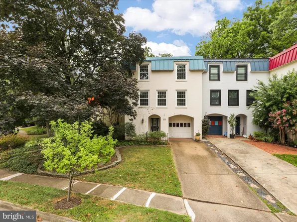 203 Garden Ct, Falls Church, VA 22046