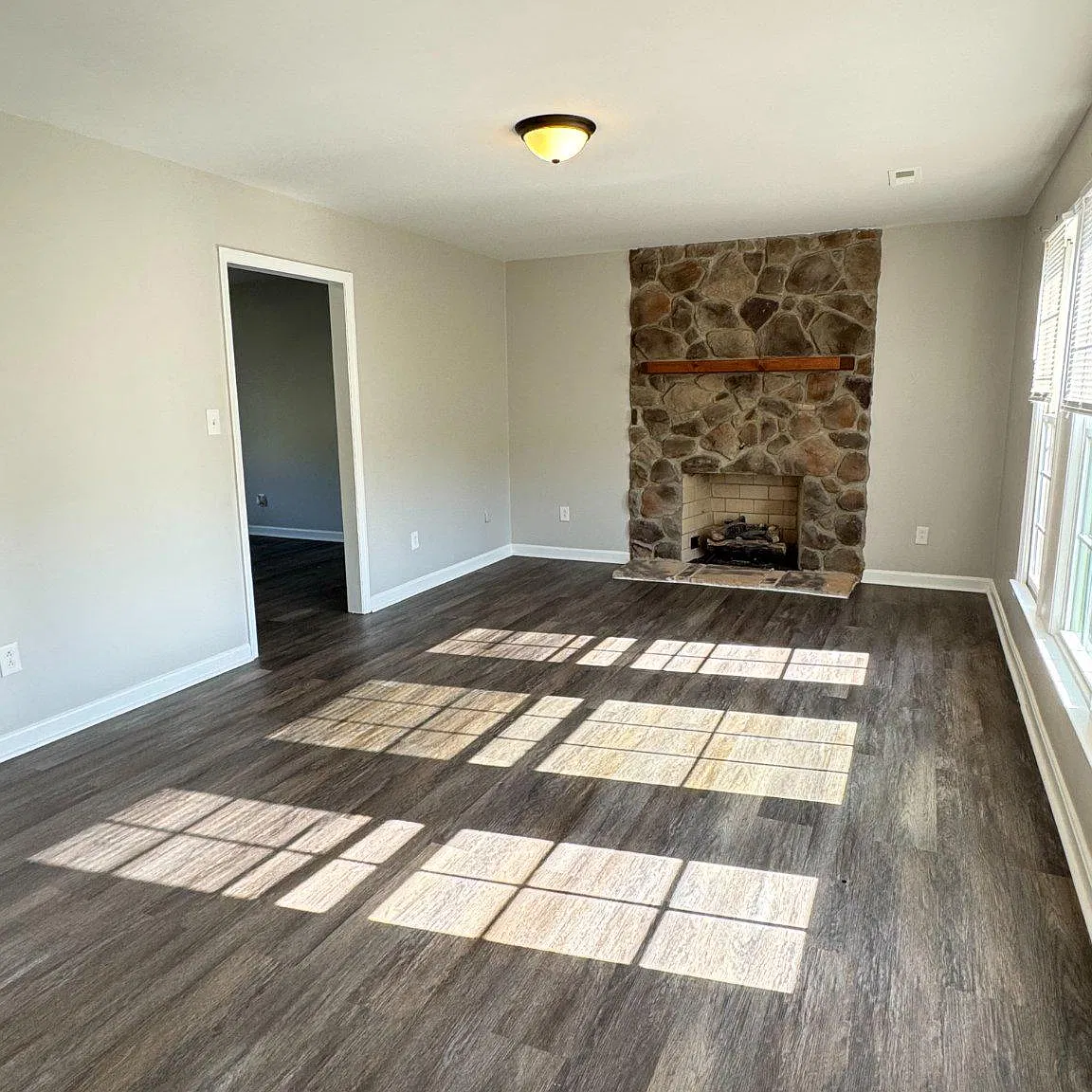 3 bed, 2.0 bath, 1366 sqft, $2,400 — Photo 2