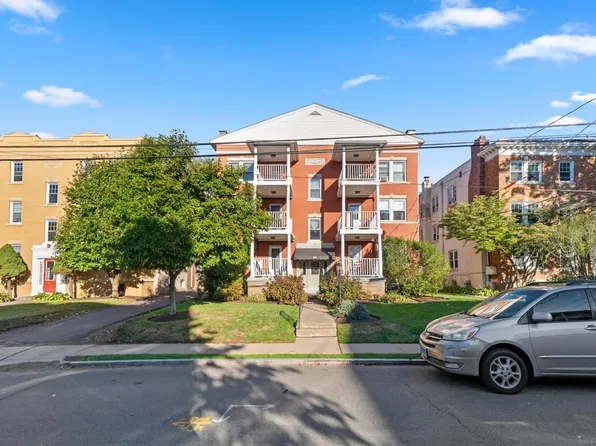 26 Robin Road APT 3, West Hartford, CT 06119