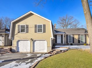 1032 Viking Ct, Batavia, IL 60510