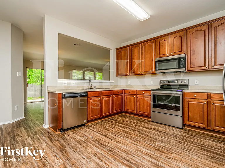3908 Windy Point Dr — Photo 5