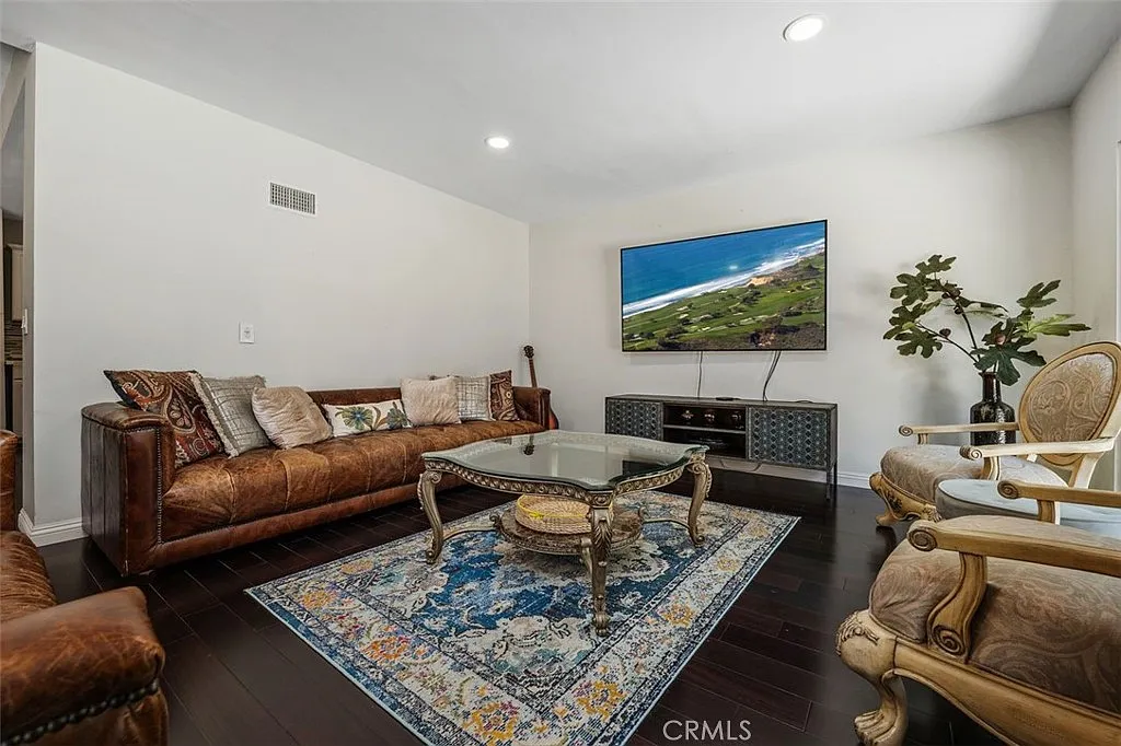 3 bed, 1718 sqft, $5,195 — Photo 3