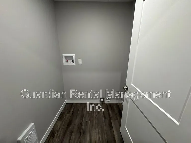 215 Langworthy St #7 — Photo 11