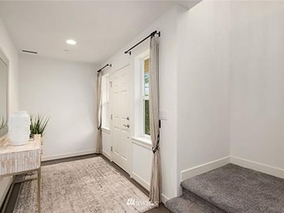 4th image of 23942 SE 45th Pl