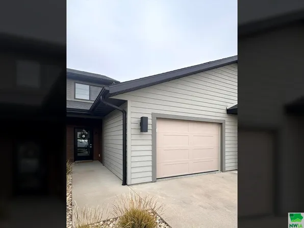 1286 7th Ave NE #18, Sioux Center, IA 51250