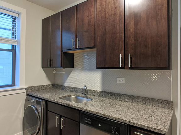 3rd image of 812 W Waveland Ave