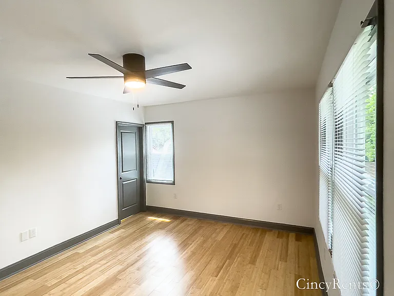 3335 Hewitt Crescent St — Photo 15