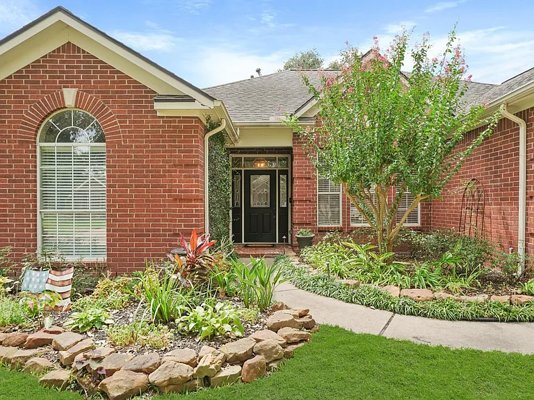 1207 Wildewood Ct — Photo 2