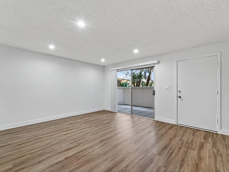 Country Club West — Photo 18