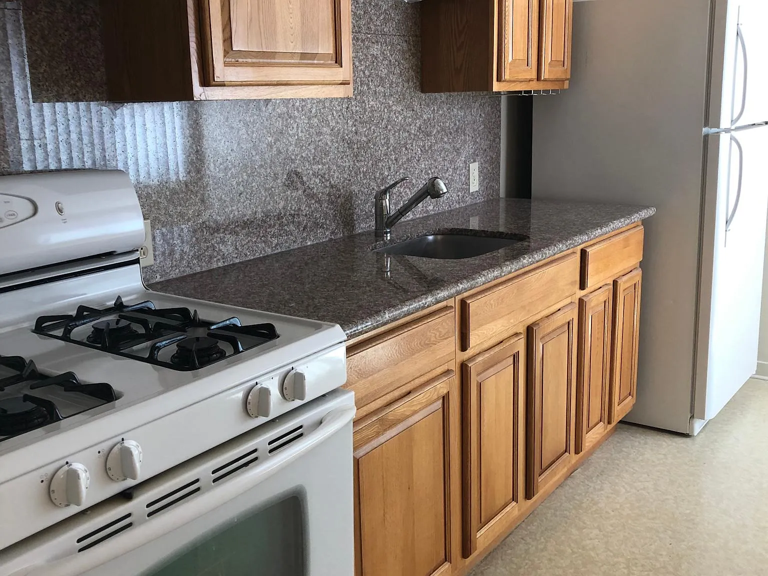 140 Day St — Photo 2