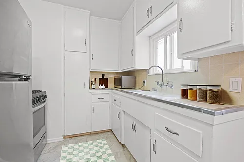 Hayworth Avenue Apartments Photo 1