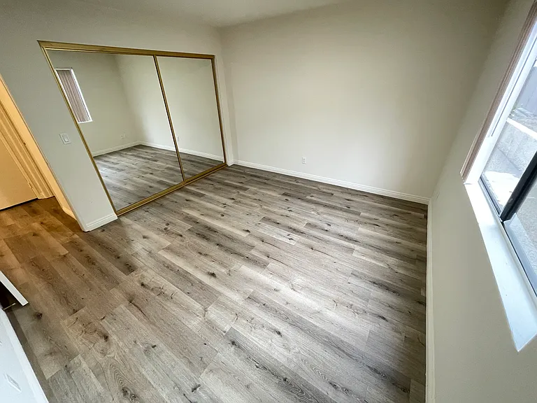 1049 Winchester Ave — Photo 8