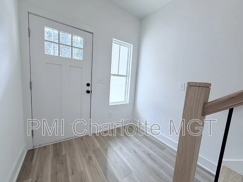 3 bed, 2.5 bath, 1410 sqft, $2,099 — Photo 2