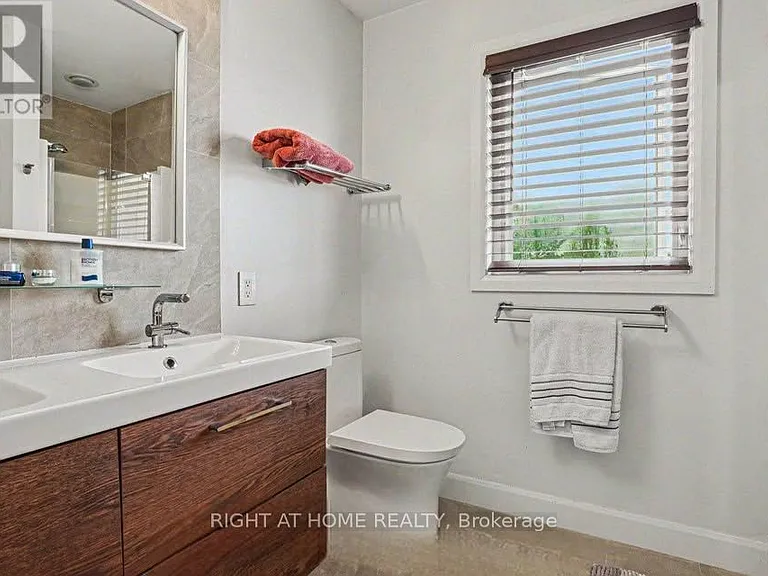 2064 Dunollie Cres — Photo 6