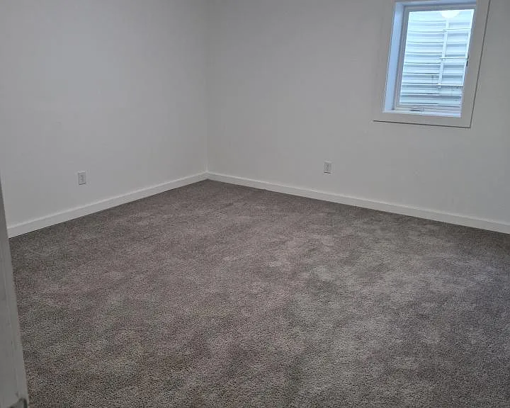 1229 Hawthorne Ln — Photo 8