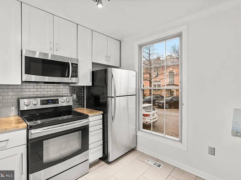 1120 S Kenwood Ave — Photo 12