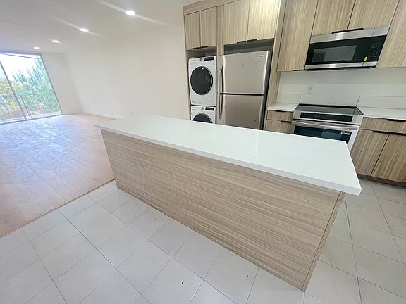 3rd image of 2525 Beverley Ave #9