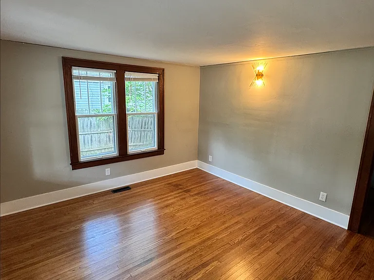 1625 S Maple Rd — Photo 5