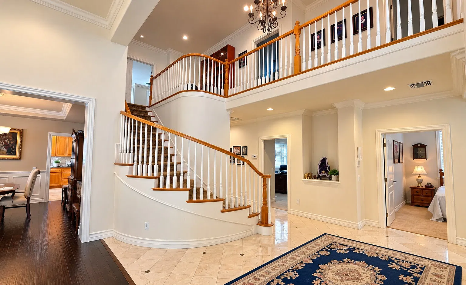 5 bed, 3.5 bath, 3607 sqft, $6,000 — Photo 2