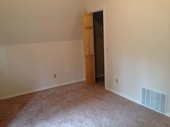 3rd image of 950 Dakota St