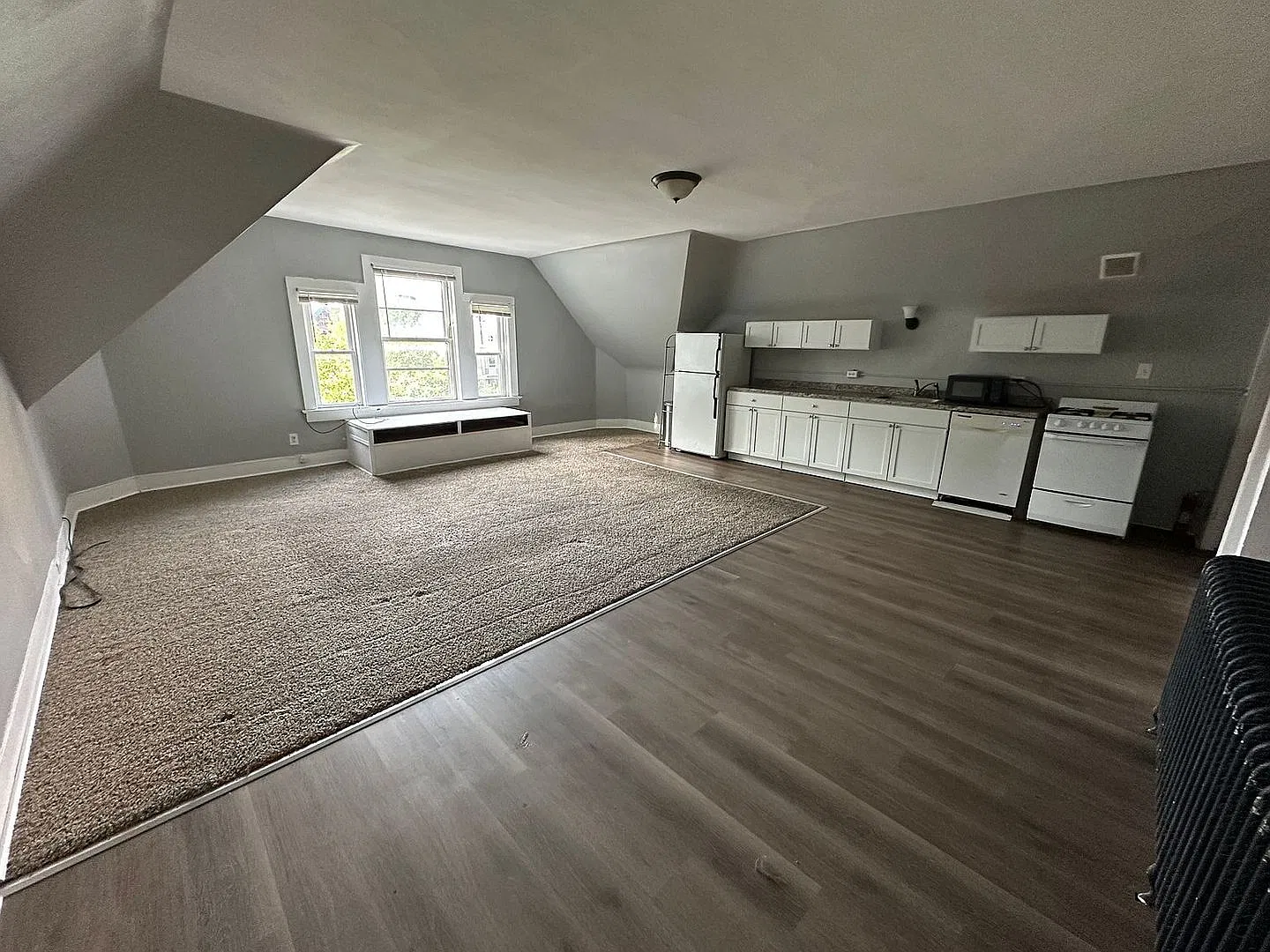 83 Hodge — Photo 1