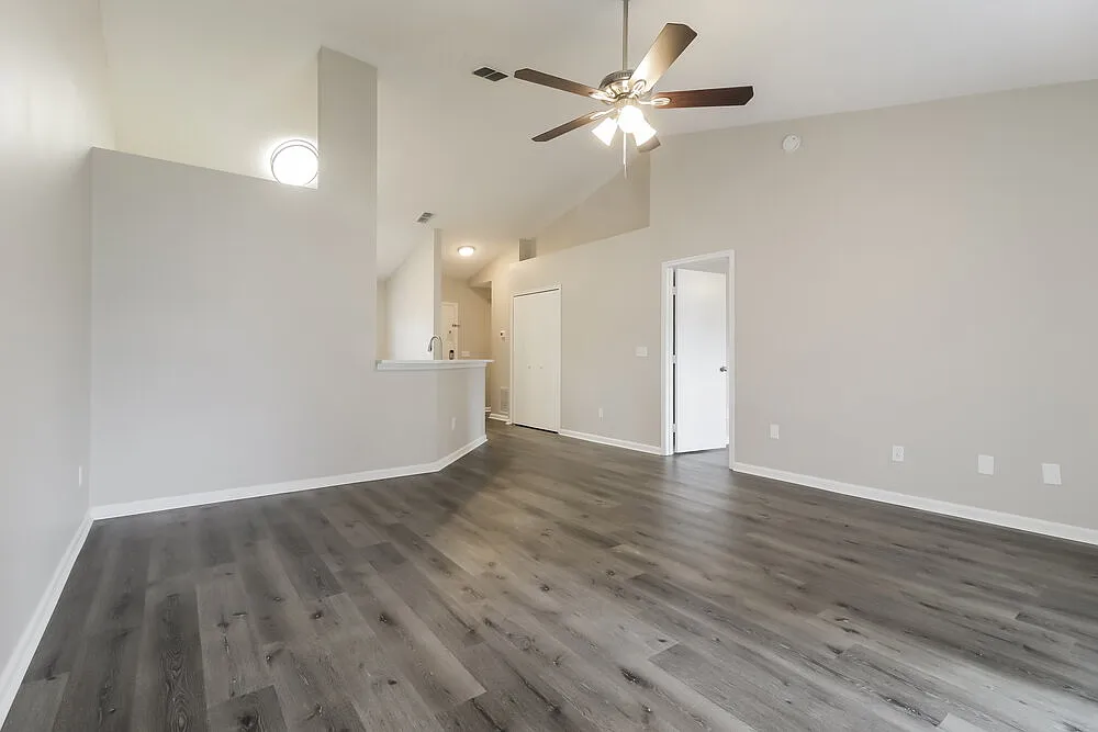 3 bed, 2.0 bath, 1243 sqft, $2,100 — Photo 4