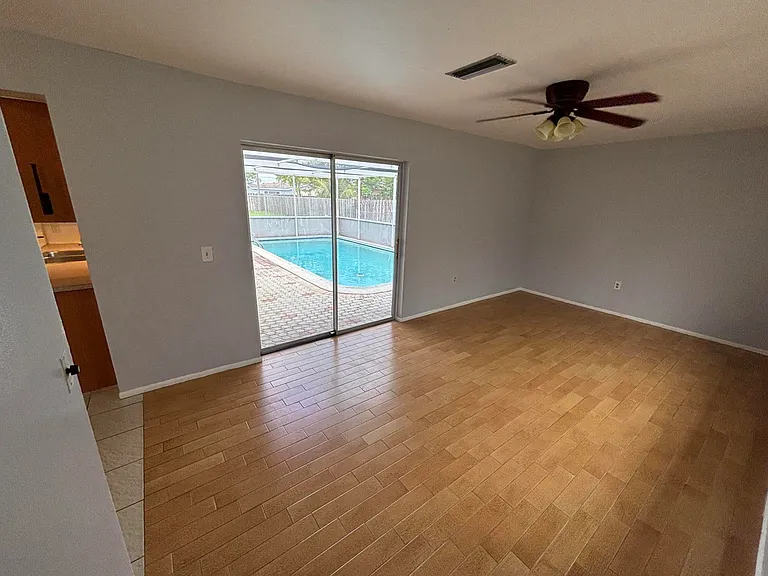 11421 NW 39th Pl — Photo 6