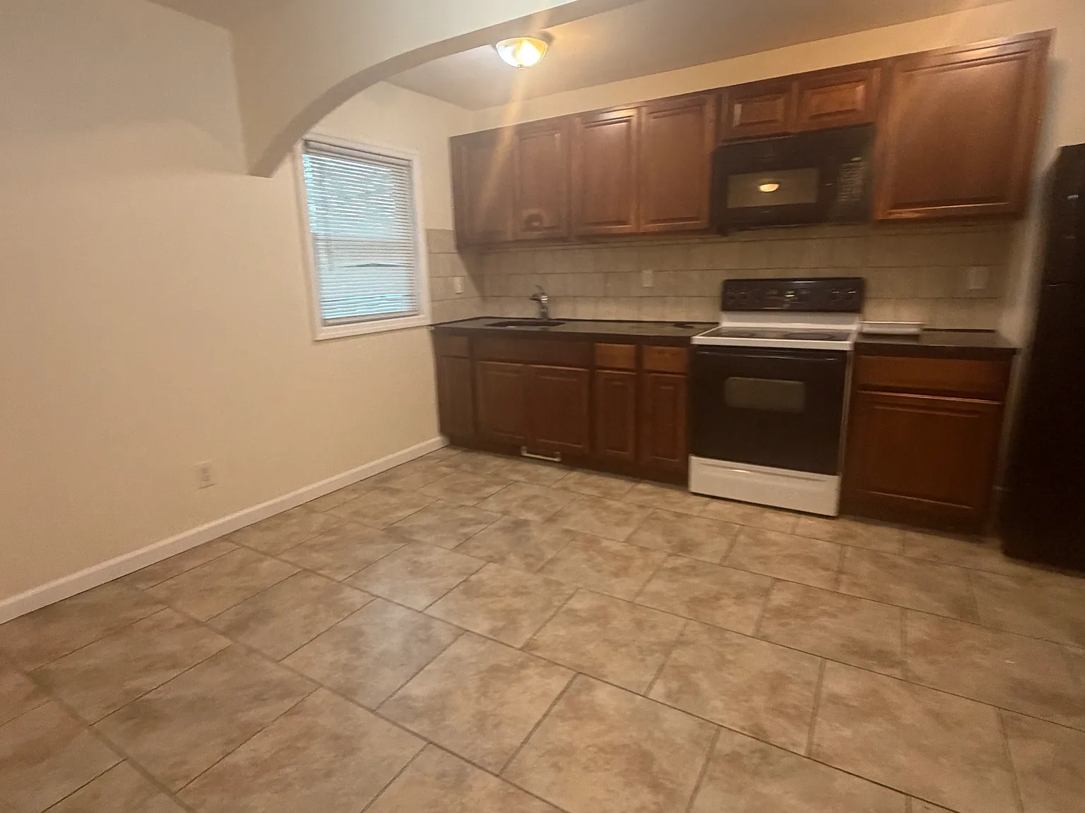 4 bed, 1250 sqft, $3,995 — Photo 1