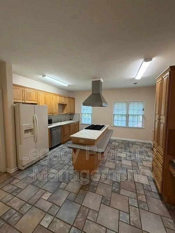 3 bed, 3.0 bath, 2018 sqft, $2,100 — Photo 4