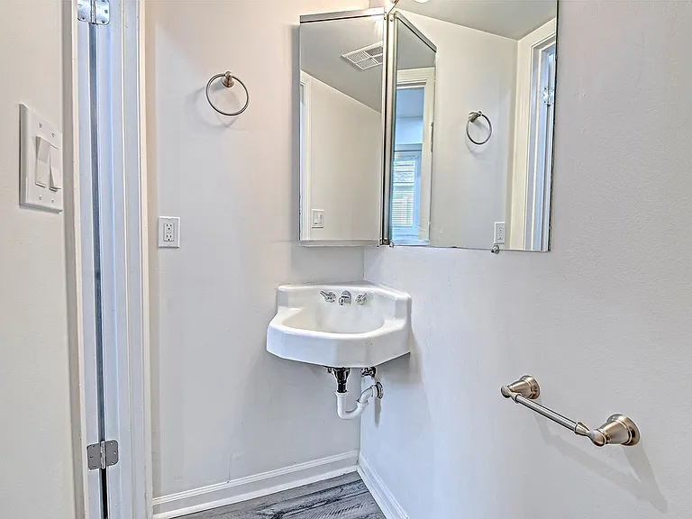 Woodside_TownHouse_MainLevelBath