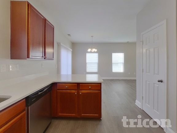 5th image of 4736 Abercromby St