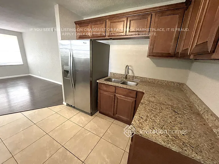 939 Lakewood Ave — Photo 5